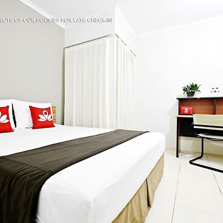Zen Rooms Mampang Prapatan Giacarta Esterno foto