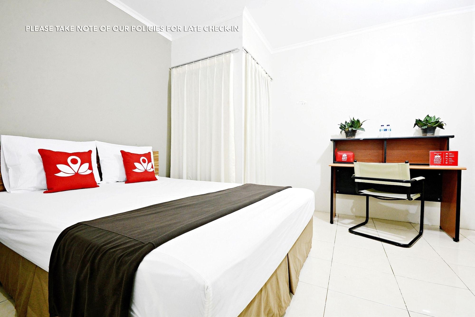Zen Rooms Mampang Prapatan Giacarta Esterno foto