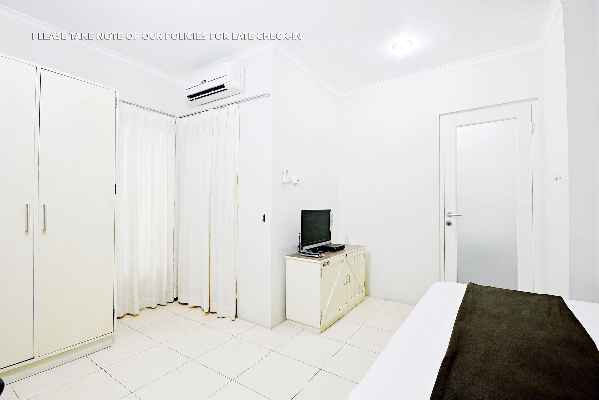 Zen Rooms Mampang Prapatan Giacarta Esterno foto