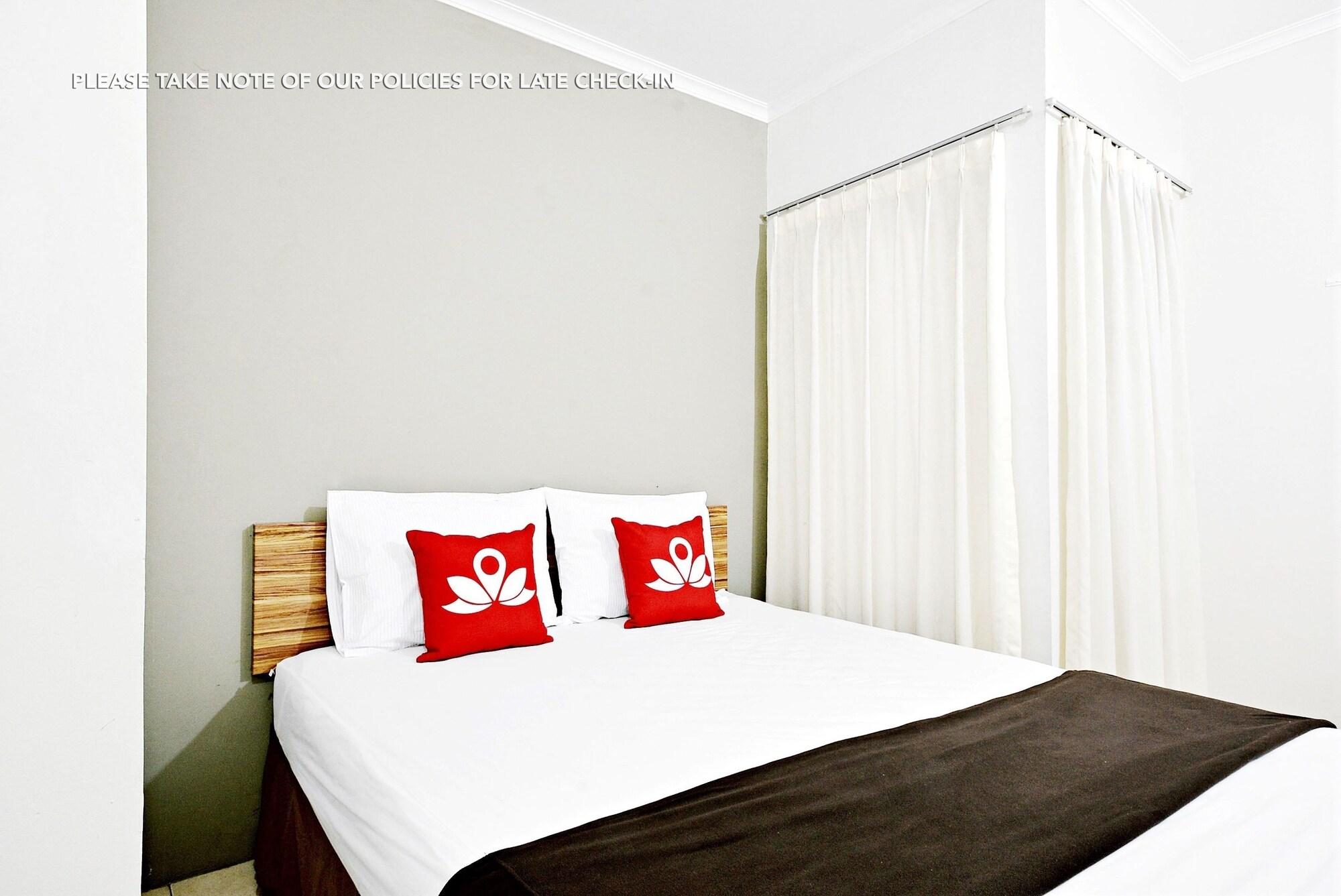 Zen Rooms Mampang Prapatan Giacarta Esterno foto