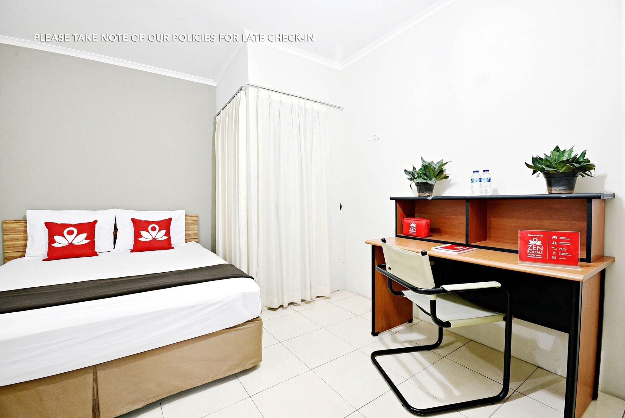 Zen Rooms Mampang Prapatan Giacarta Esterno foto