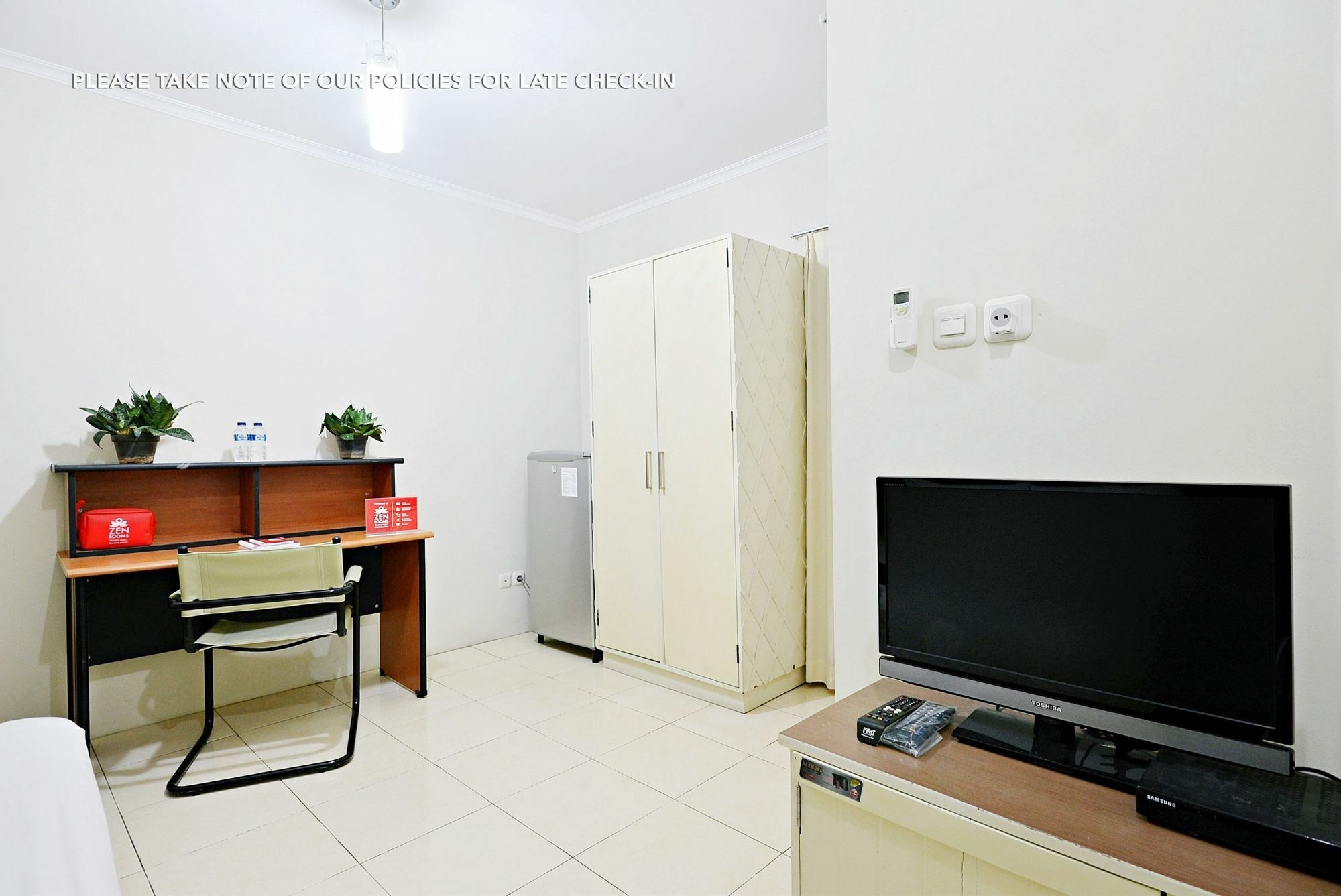 Zen Rooms Mampang Prapatan Giacarta Esterno foto